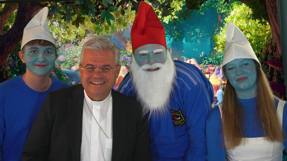 Erzbischof mit Schlümpfen.geaendert